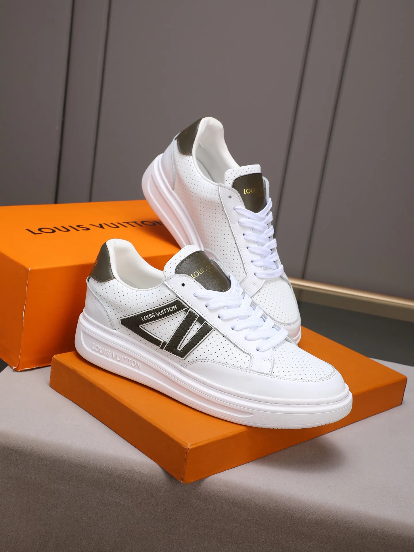 PP420 main model 👍👍👍2025 new LOUIS VUITTON [Luden Yiwei]——LV upper [Lv]🇮🇹Imported first-layer cowhide embossed🇩🇪Inside imported sheepskin lining ➕Non-slip and wear-resistant outsole. Every man's identity is reflected in his elegant and stable upper shoes🚶🏻🚶🏻📯 No matter the wind or rain, the shoe last remains unchanged and can stand the test of time🔍️. ——Code number: 38-44 (45 can be customized)